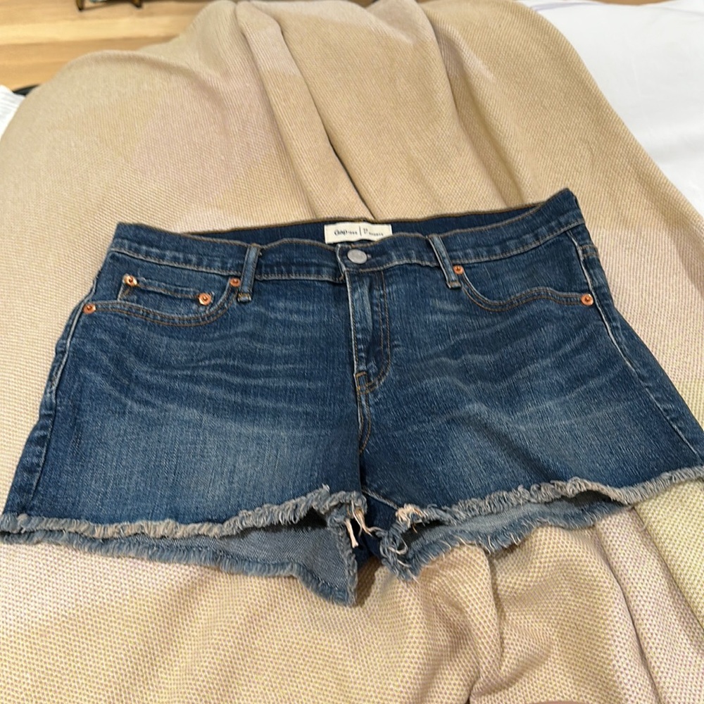 Gap 3” denim shorts